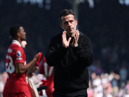 ماركو سيلفا مدرب فولهام يحيى جمهور الفريق بعد الفوز على ليفربول بالدوري الإنجليزي الممتاز - 6 أبريل 2025 - Reuters