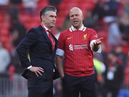 مدرب ليفربول آرني سلوت والمدير الرياضي ريتشارد هيوز خلال احتفالات الفوز بلقب الدوري الإنجليزي الممتاز بعد مباراة ضد توتنهام هوتسبير - 27 أبريل 2025 - REUTERS