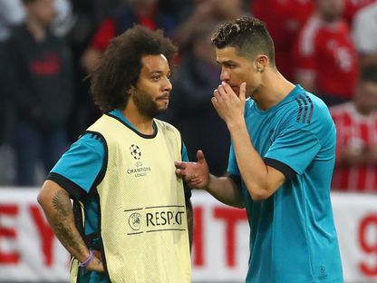 كريستيانو رونالدو في حديث مع مارسيلو في فترة الإحماء قبل المواجهة بين ريال مدريد وبايرن ميونيخ في نصف نهائي دوري أبطال أوروبا 2018 - 25 أبريل 2018 - Reuters