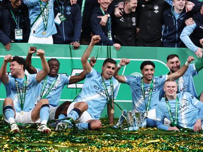 عمر مرموش يحتفل مع زملائه بتتويج مانشستر سيتي بكأس رابطة الأندية الإنجليزية على حساب أرسنال - 22 مارس 2026 - Reuters