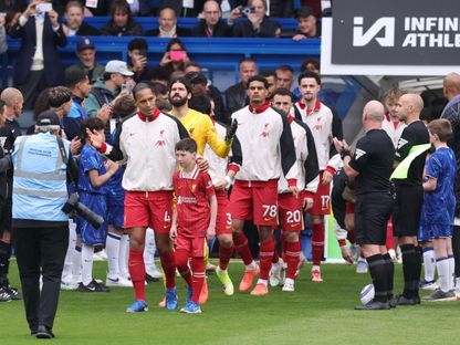 تشيلسي يقوم بأول ممر شرفي لليفربول بعد تتويجه بلقب الدوري الإنجليزي 4-5-2025 - Reuters
