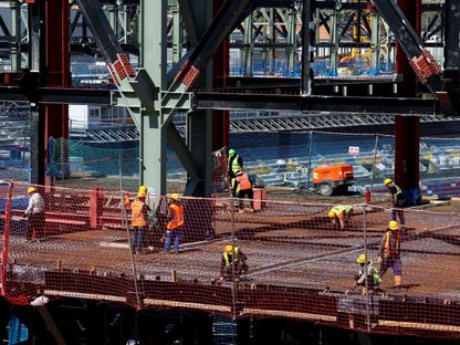 عُمّال أثناء الأشغال في ملعب "سبوتيفاي كامب نو" ببرشلونة - 7 أبريل 2025 - Reuters