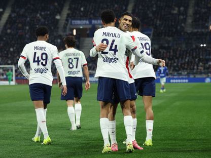 سيني مايولو يحتفل بهدفه مع أشرف حكيمي في مباراة ستراسبورغ وباريس سان جيرمان بالدوري الفرنسي - 1 فبراير 2026 - Reuters