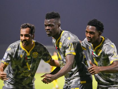 لاعبو الوصل يحتفلون بعد التسجيل بمواجهة اتحاد كلباء في الدوري الإماراتي- 21 مايو 2024 - X/@UAEProLeague