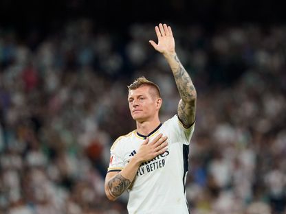 الألماني توني كروس يودع جمهور ريال مدريد في آخر مباراة له على ملعب سانتياغو برنابيو - 25 مايو 2024 - Reuters