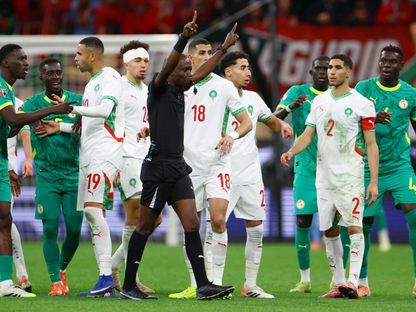 جان جاك ندالا حكم نهائي كأس أمم إفريقيا خلال إعلان ركلة جزاء لصالح المغرب أمام السنغال - 18 يناير 2026 - Reuters