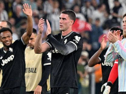 دوشان فلاهوفيتش يحيي الجمهور بعد نهاية مباراة يوفنتوس وبوروسيا دورتموند بدوري أبطال أوروبا 16 سبتمبر 2025 - Reuters