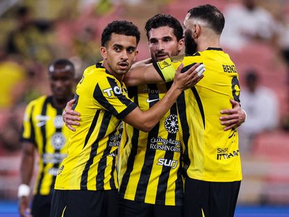 كريم بنزيما وأحمد الغامدي يحتفلان بهدف حسام عوار في مباراة الاتحاد والأخدود بدوري روشن السعودي - 26 يناير 2026 - X/ittihad