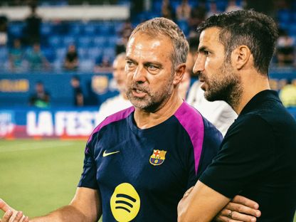 مدرب برشلونة هانزي فليك ومدرب كومو سيسك فابريغاس خلال مواجهة الفريقين في كأس جوان غامبر - 10 أغسطس 2025 - X@Como_1907