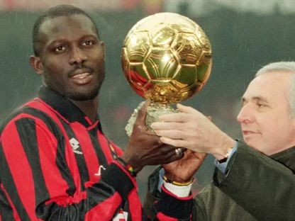 جورج وياه عند تسلمه جائزة أفضل لاعب في العالم من فرانس فوتبول - Reuters