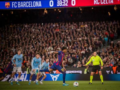 لامين يامال يسدد ركلة جزاء لبرشلونة أمام سيلتا فيغو - 22 أبريل 2026 - fcbarcelona.es
