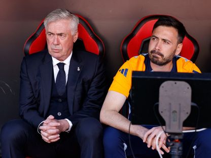 المدرب كارلو أنشيلوتي ونجله ومساعده دافيدي خلال لقاء ريال مدريد وإشبيلية بالدوري الإسباني - 18 مايو 2025 - Reuters