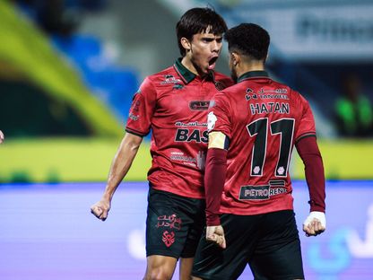 هاتان باهبري يحتفل مع روميرو إنريكي بهدفه في مباراة الخليج والخلود بالدوري السعودي - 24 فبراير 2026 - X/AlKholoodClub