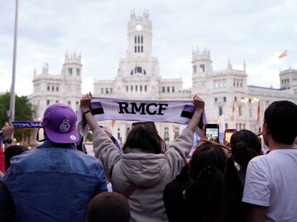 جمهير ريال مدريد تحتفل بعد تتويج فريقها بقلب الدوري الإسباني - 4 مايو 2024 - REUTERS