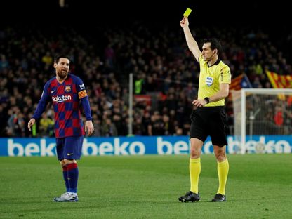 الحكم خوان مارتينيز مونويرا يشهر بطاقة صفراء لميسي لاعب برشلونة خلال مواجهة سوسيداد - 7 مارس 2020 - Reuters