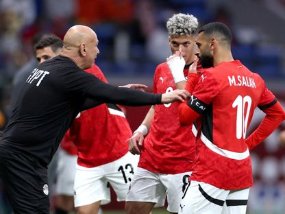 حسام حسن مدرب منتخب مصر يوجه تعليماته لمحمد صلاح وإمام عاشور خلال مواجهة السنغال في نصف النهائي - 14 يناير 2026 - REUTERS