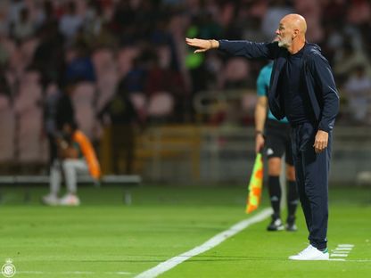 ستيفانو بيولي مدرب النصر يوجه النصائح للاعبيه في مباراة الوحدة بدوري روشن السعودي - 25 فبراير 2025 - X/@AlNassrFC
