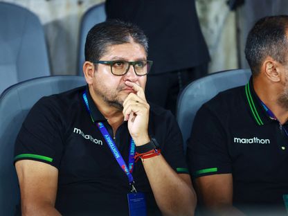 مدرب بوليفيا أوسكار فيّيغاس خلال مواجهة العراق في نهائي الملحق العالمي المؤهل لكأس العالم - 31 مارس 2026 - REUTERS