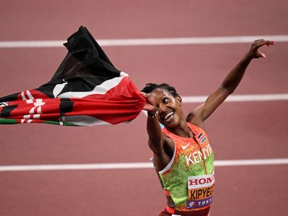 الكينية فيث كيبيغون تحتفل بعد فوزها في سباق 1500م في بطولة العالم لألعاب القوى في طوكيو - 16 سبتمبر 2025 - Reuters