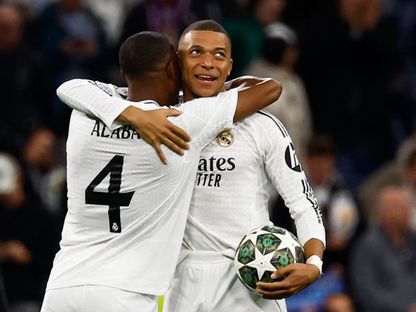 كيليان مبابي لاعب ريال مدريد يحتفل مع ديفيد ألابا بتسجيل ثلاثية ضد مانشستر سيتي - 19 فبراير 2025 - Reuters