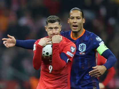 روبرت ليفاندوفسكي وفيرجيل فان دايك في مواجهة بولندا وهولندا في تصفيات كأس العالم - 14 نوفمبر 2025 - Reuters