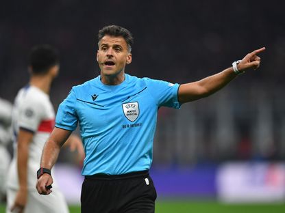 الحكم خيل مانزانو يدير الكلاسيكو بين ريال مدريد وبرشلونة في نهائي السوبر الإسباني بالسعودية - X@RFEF