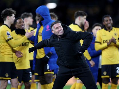 روب إدواردز مدرب ولفرهامبتون يحتفل بالفوز على وست هام في الدوري الإنجليزي الممتاز - 3 يناير 2026 - Reuters