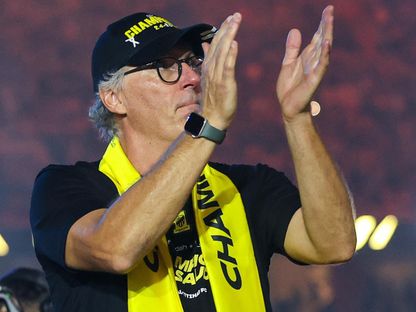 لوران بلان مدرب الاتحاد يحيي جمهور الفريق حلال حفل التتويج بلقب الدوري السعودي - 26 مايو 2025 - X/@@ittihad