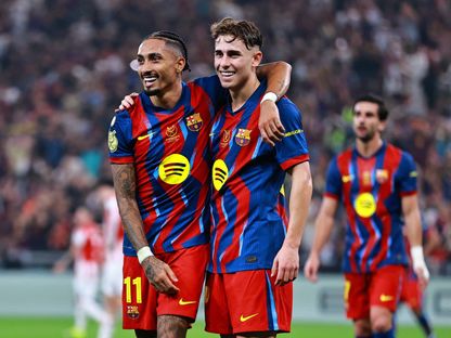 رافينيا مهاجم برشلونة يحتفل مع زميله فيرمين لوبيز بالهدف الرابع أمام أتلتيك بلباو في كأس السوبر الإسبانية - 7 يناير 2026 - Reuters