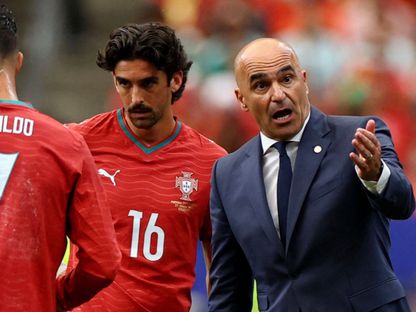 كريستيانو رونالدو وفرانشيسكو ترينكاو مع مدرب البرتغال روبرتو مارتينيز خلال مباراة أوزبكستان في كأس العالم - 23 يونيو 2026 - reuters