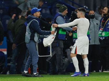 لاعب تشيلسي بيدرو نيتو يُهدي قميصه لأحد جامعي الكرات بعد دفعه خلال مباراة باريس سان جيرمان في دوري أبطال أوروبا - 11 مارس 2026 - Reuters