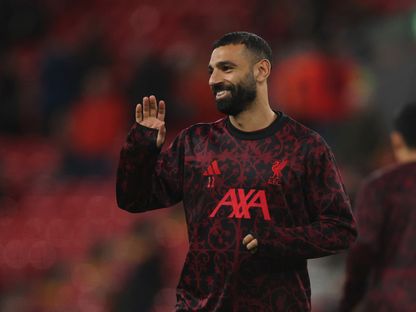 محمد صلاح أثناء الإحماء قبل مباراة بين ليفربول وأستون فيلا - 1 نوفمبر 2025 - REUTERS