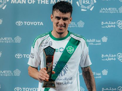 روجر إيبانيز لاعب الأهلي السعودي يحمل جائزة رجل المباراة بعد مواجهة الرياض - 27 فبراير 2026 - X/@ALAHLI_FC