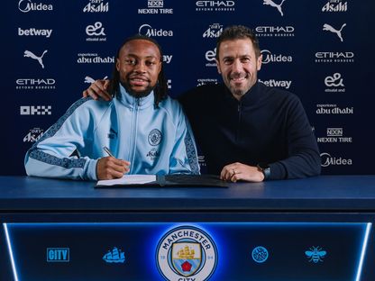 أنطوان سيمينيو يوقّع عقده في حضور المدير الرياضي لمانشستر سيتي هوغو فيانا - 9 يناير 2026 - X/@ManCity