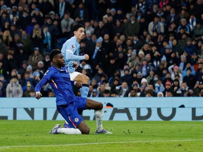 تياني ريندرز لاعب مانشستر سيتي في طريقه للتسجيل في مرمى تشيلسي في الدوري الإنجليزي - 4 يناير 2026 - Reuters