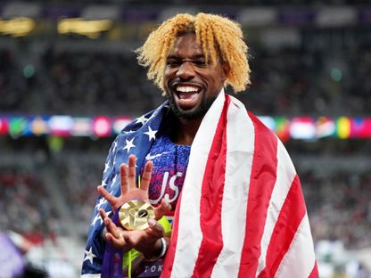 نواه لايلز يحتفل بعد الفوز بذهبية سباق 200م في بطولة العالم لألعاب القوى - 19 سبتمبر 2025 - Reuters