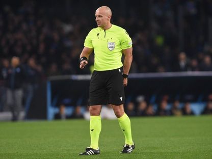 الحكم البولندي سيمون مارتشينياك خلال مباراة بين نابولي وميلان في دوري أبطال أوروبا - 18 أبريل 2023 - NurPhoto via AFP