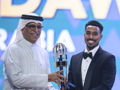 الشيخ سلمان بن إبراهيم آل خليفة رئيس الاتحاد الآسيوي لكرة القدم يقدم جائزة أفضل لاعب في آسيا للسعودي سالم الدوسري - 1 نوفمبر 2023 - AFP