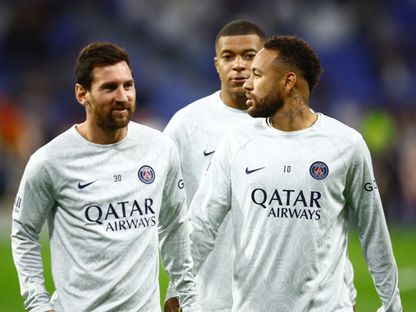 نيمار وكيليان مبابي وليونيل ميسي خلال الإحماء قبل مباراة بين باريس سان جيرمان وأولمبيك ليون - 18 سبتمبر 2022 - Reuters