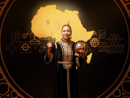 المغربية غزلان الشباك لاعبة الهلال السعودي تحتفل بجائزة أفضل لاعبة في إفريقيا 2025 - 19 نوفمبر 2025 - X/@CAF_Online