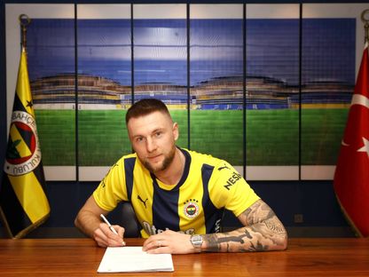 ميلان سكرينيار خلال توقيع العقد مع فنربخشة - 30 يناير 2025 - X/@Fenerbahce