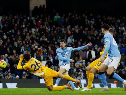 بيرناردو سيلفا يسدد كرة جانبت الإطار في مباراة مانشستر سيتي وبرايتون بالدوري الإنجليزي الممتاز - 7 يناير 2026 - Reuters
