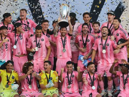 ليونيل ميسي يرفع كأس الدوري الأميركي لكرة القدم بعد فوز إنتر ميامي على فانكوفر وايتكابس في النهائي - 6 ديسمبر 2025 - Sam Navarro-Imagn Images