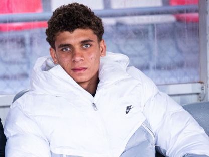 حمزة عبد الكريم مهاجم برشلونة أتلتيك يتابع مباراة ضد تيراسا - 1 فبراير 2026 - x@FCBarcelonaB