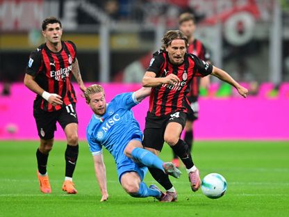 صراع على الكرة بين لوكا مودريتش وكيفن دي بروين في مباراة ميلان ونابولي بالدوري الإيطالي - 29 سبتمبر 2025 - Reuters