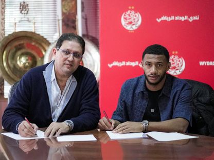 فهد موفي لدى توقيعه عقده مع الوداد في حضور رئيس النادي هشام آيت منا - 13 يناير 2025 - X/WACofficiel