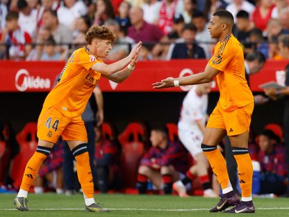 مبابي يحتفل بهدف لريال مدريد ضد إشبيلية مع فيكتور مونيوز - 18 مايو 2025 - Reuters