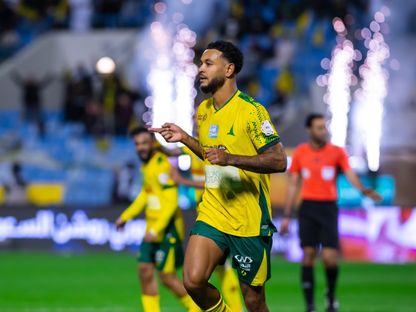 احتفال جوشوا كينـغ مهاجم الخليج بتسجيل هدف في مرمى الأخدود بالدوري السعودي - 16 يناير 2026 - X/@Khaleejclub