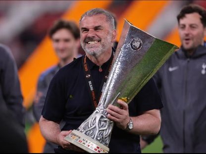 أنجي بوستيكوغلو مدرب توتنهام هوتسبير يحتفل بالفوز بالدوري الأوروبي - 21 مايو 2025 - uefa.com