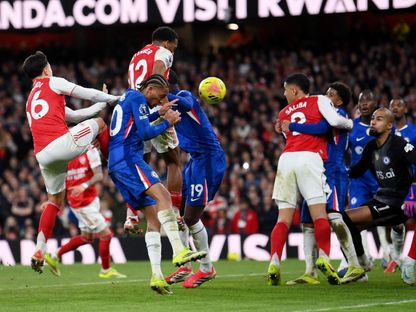 لحظة تسجيل جوريان تيمبر لاعب أرسنال هدفاً في مرمى تشيلسي بعد ركلة ركنية - 1 مارس 2026 - Reuters